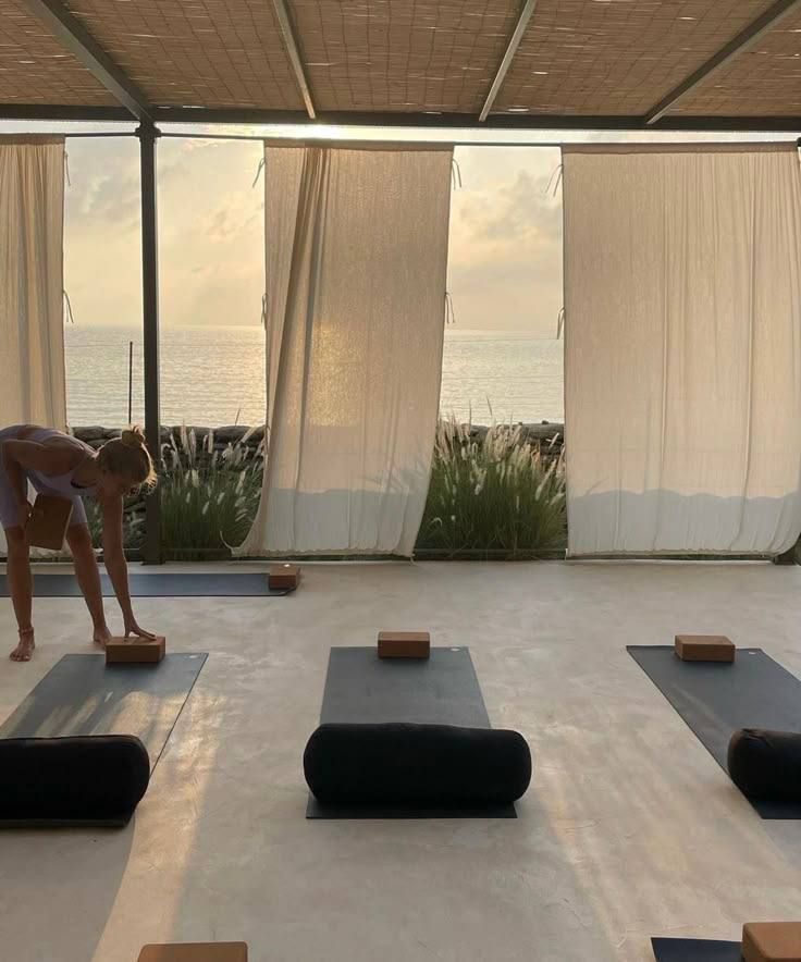 shala de yoga con cortinas al atardecer